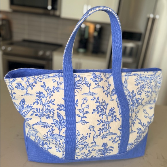 Lilly Pulitzer Blue and White Tote Bag - Picture 3 of 6